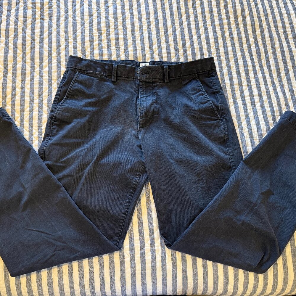 Gap Essential Khaki Pants in Navy. Size 33 x 32